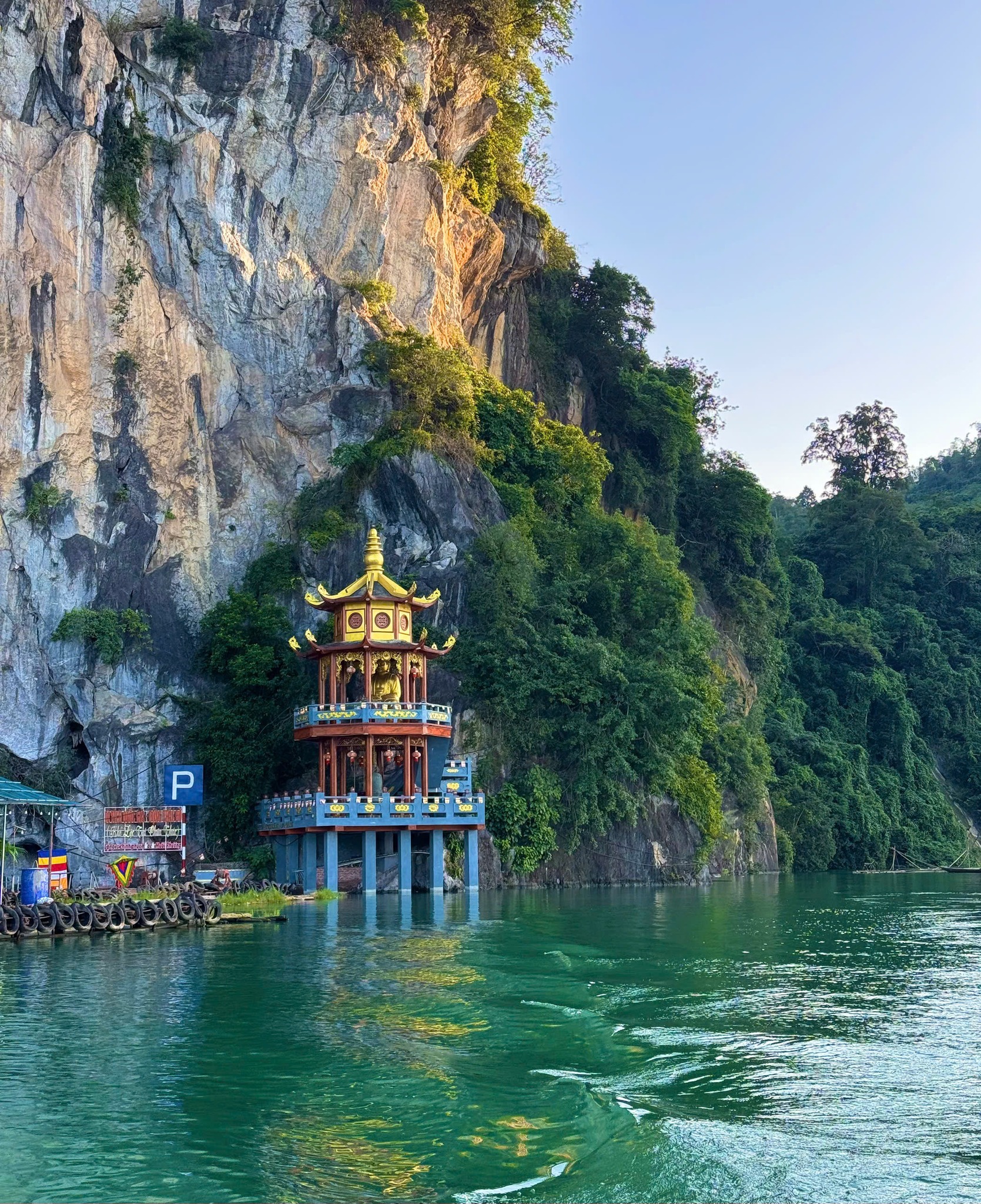 Chèo thuyền hồ Hòa Bình, chớ quên Đền Chúa Thác Bờ linh thiêng - 3