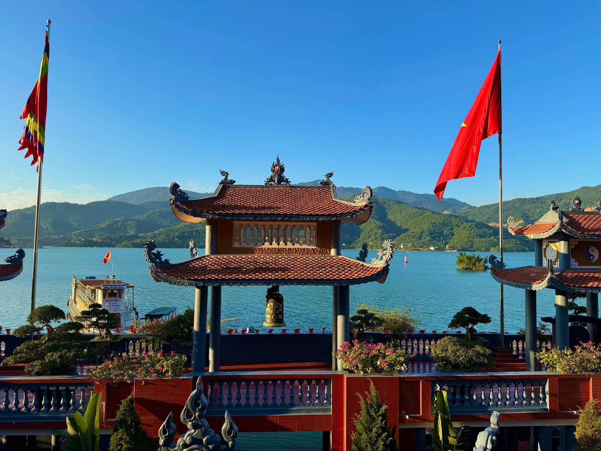 Chèo thuyền hồ Hòa Bình, chớ quên Đền Chúa Thác Bờ linh thiêng - 4