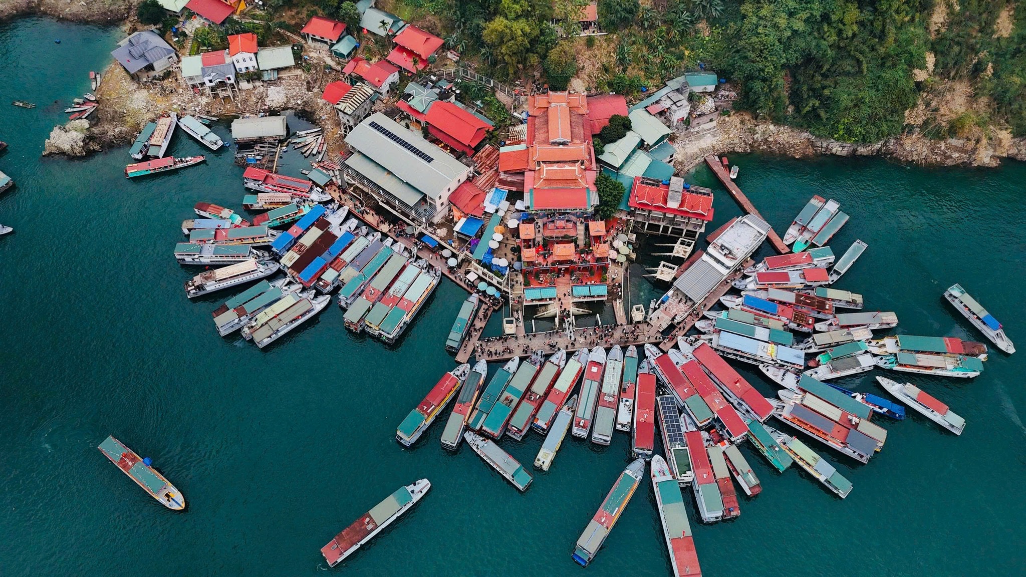 Chèo thuyền hồ Hòa Bình, chớ quên Đền Chúa Thác Bờ linh thiêng - 8