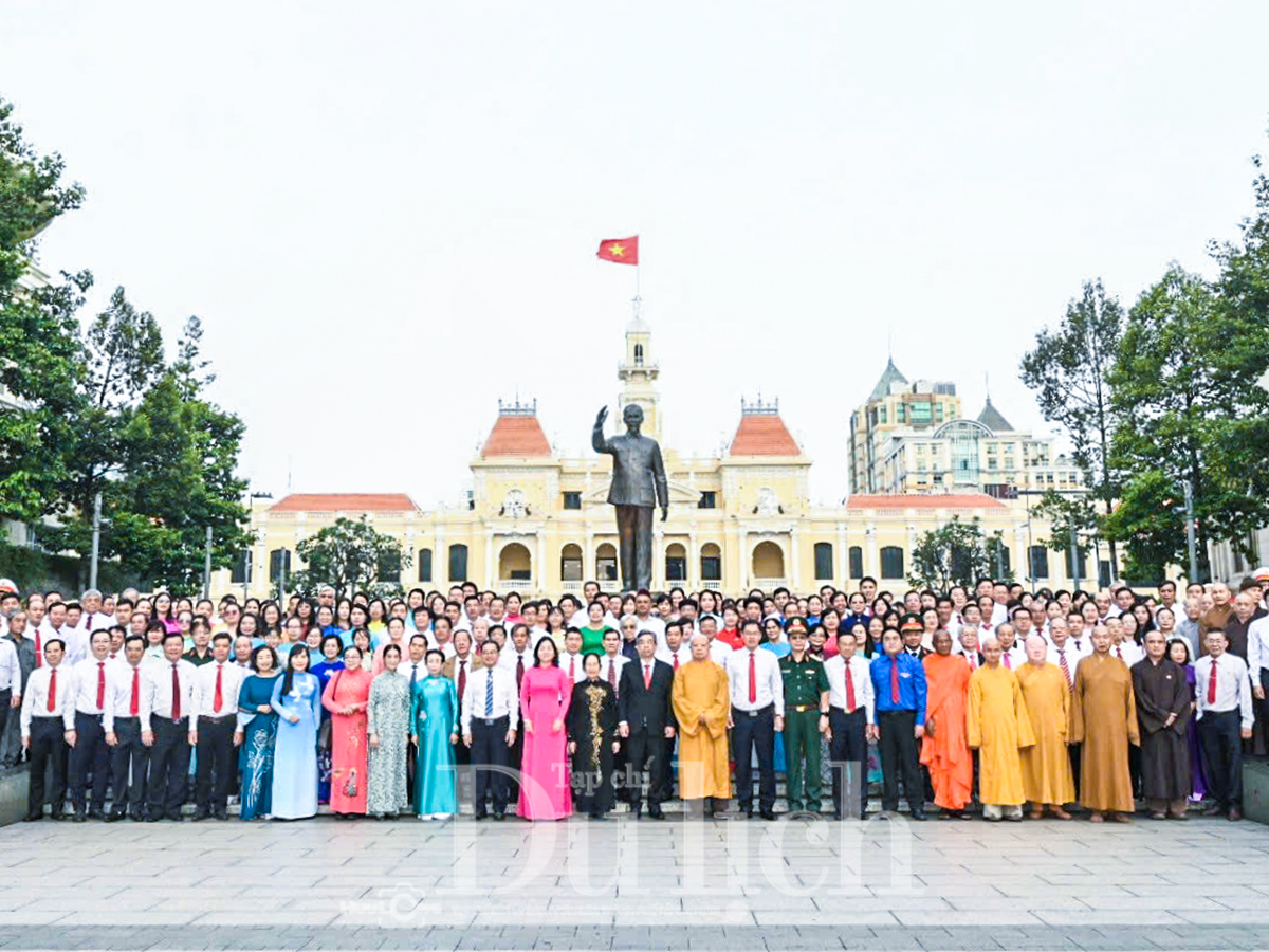 Đoàn đại biểu dâng hoa Tượng đài Chủ tịch Hồ Chí Minh trước thềm Đại hội MTTQ Việt Nam TP.HCM - 4