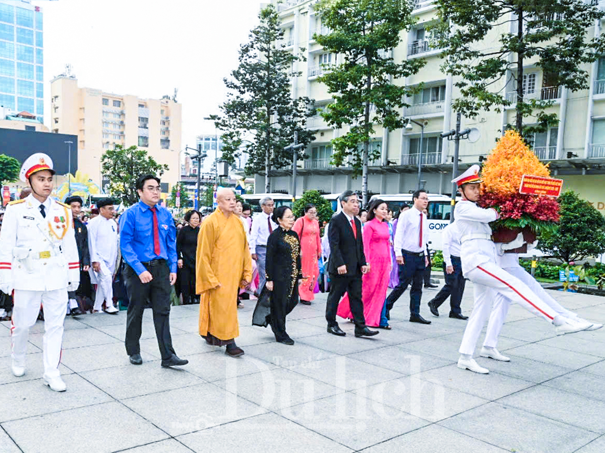 Đoàn đại biểu dâng hoa Tượng đài Chủ tịch Hồ Chí Minh trước thềm Đại hội MTTQ Việt Nam TP.HCM - 1
