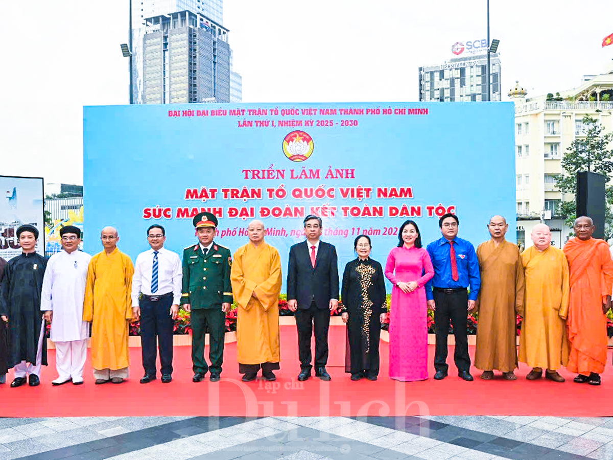 Đoàn đại biểu dâng hoa Tượng đài Chủ tịch Hồ Chí Minh trước thềm Đại hội MTTQ Việt Nam TP.HCM - 5