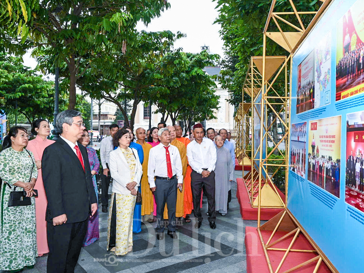 Đoàn đại biểu dâng hoa Tượng đài Chủ tịch Hồ Chí Minh trước thềm Đại hội MTTQ Việt Nam TP.HCM - 9