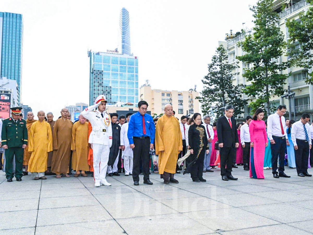 Đoàn đại biểu dâng hoa Tượng đài Chủ tịch Hồ Chí Minh trước thềm Đại hội MTTQ Việt Nam TP.HCM - 2