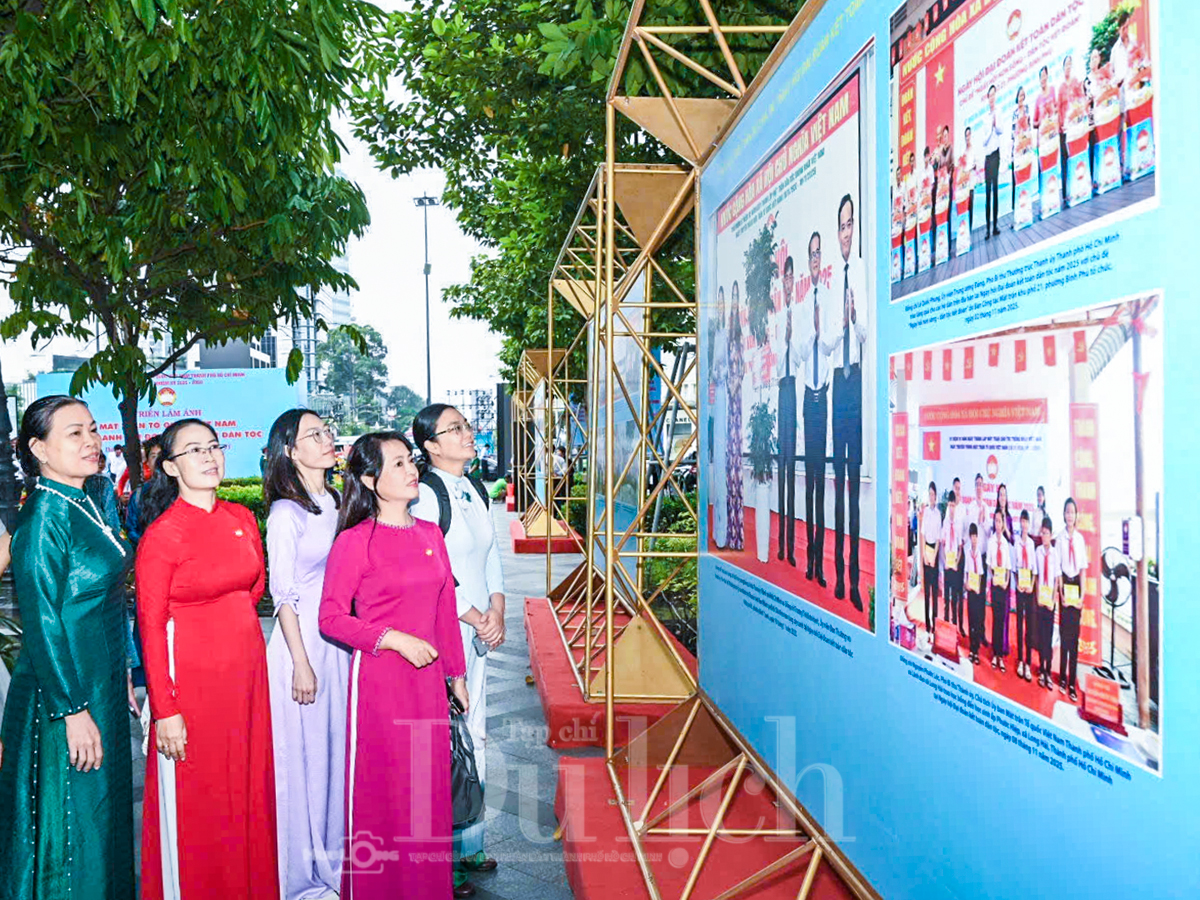 Đoàn đại biểu dâng hoa Tượng đài Chủ tịch Hồ Chí Minh trước thềm Đại hội MTTQ Việt Nam TP.HCM - 10