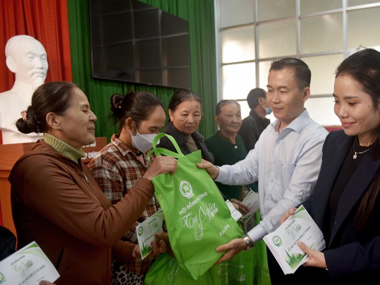 Chung tay chia sẻ khó khăn cùng người dân vùng lũ Quảng Ngãi