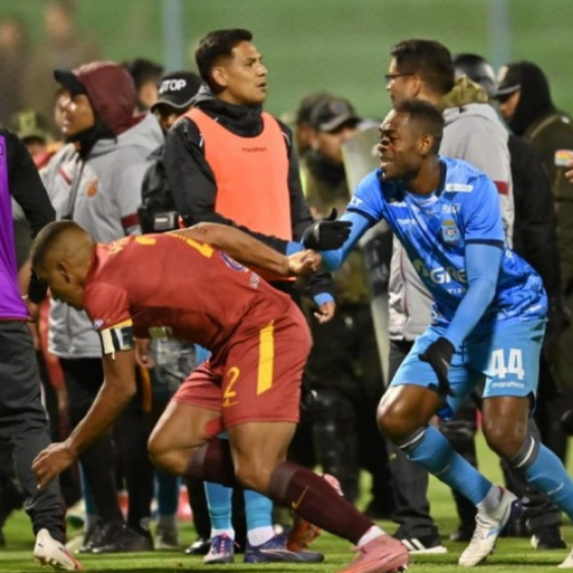  - Thảm họa bóng đá: Trọng tài rút 17 thẻ đỏ, HLV đấm nhau như võ sĩ