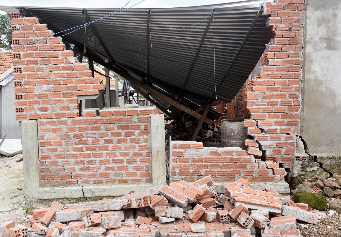 khu dan cu nut toac, ca lang so tan khong dam tro ve nha - 7