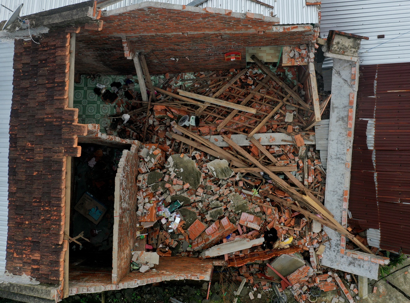 khu dan cu nut toac, ca lang so tan khong dam tro ve nha - 2