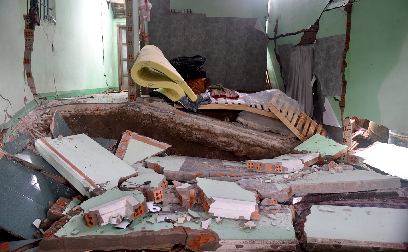 khu dan cu nut toac, ca lang so tan khong dam tro ve nha - 10