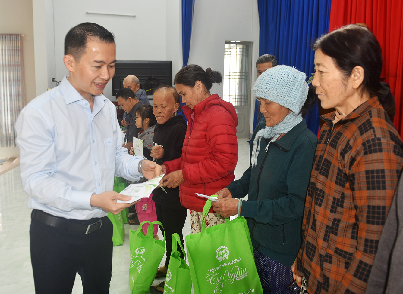 chung tay chia se kho khan cung nguoi dan vung lu quang ngai - 4