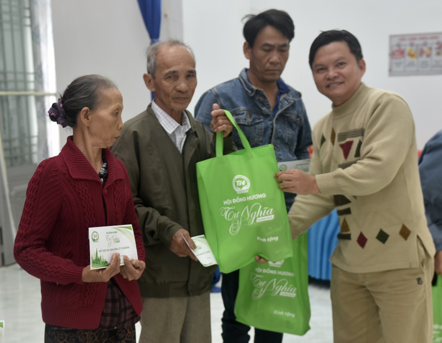 chung tay chia se kho khan cung nguoi dan vung lu quang ngai - 3