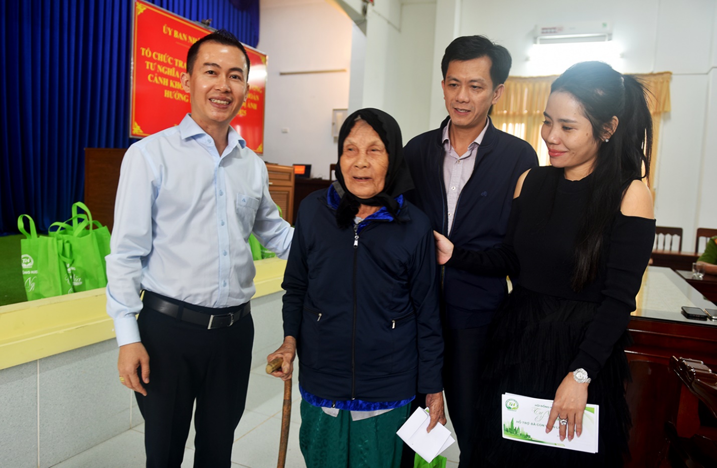 chung tay chia se kho khan cung nguoi dan vung lu quang ngai - 11