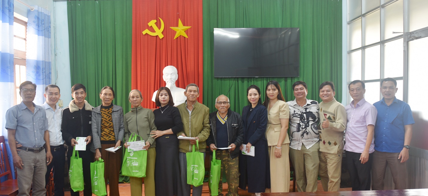 chung tay chia se kho khan cung nguoi dan vung lu quang ngai - 6