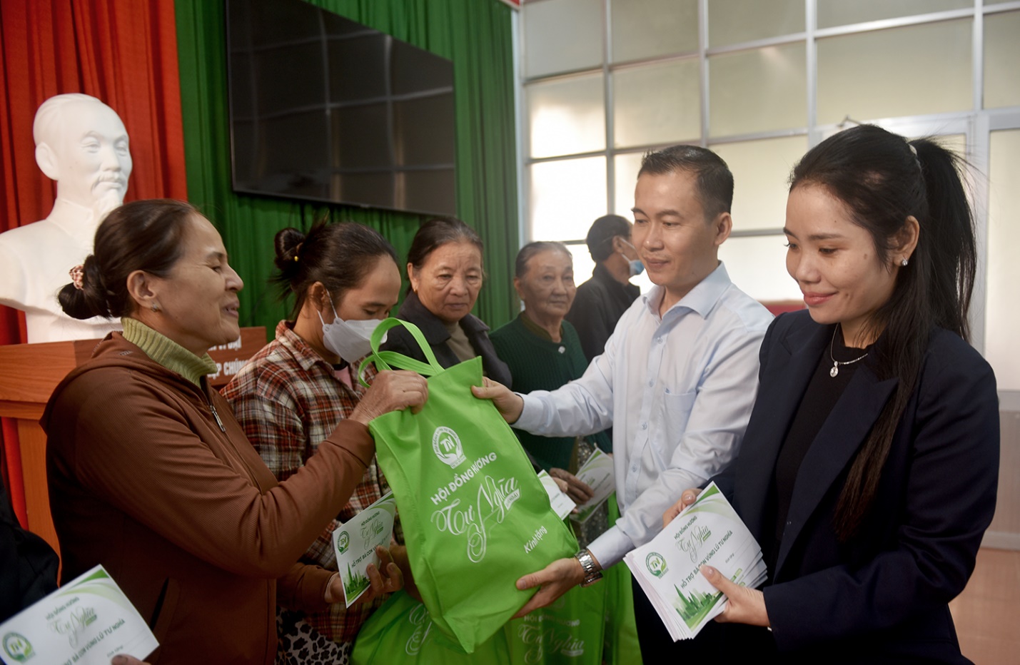 chung tay chia se kho khan cung nguoi dan vung lu quang ngai - 1