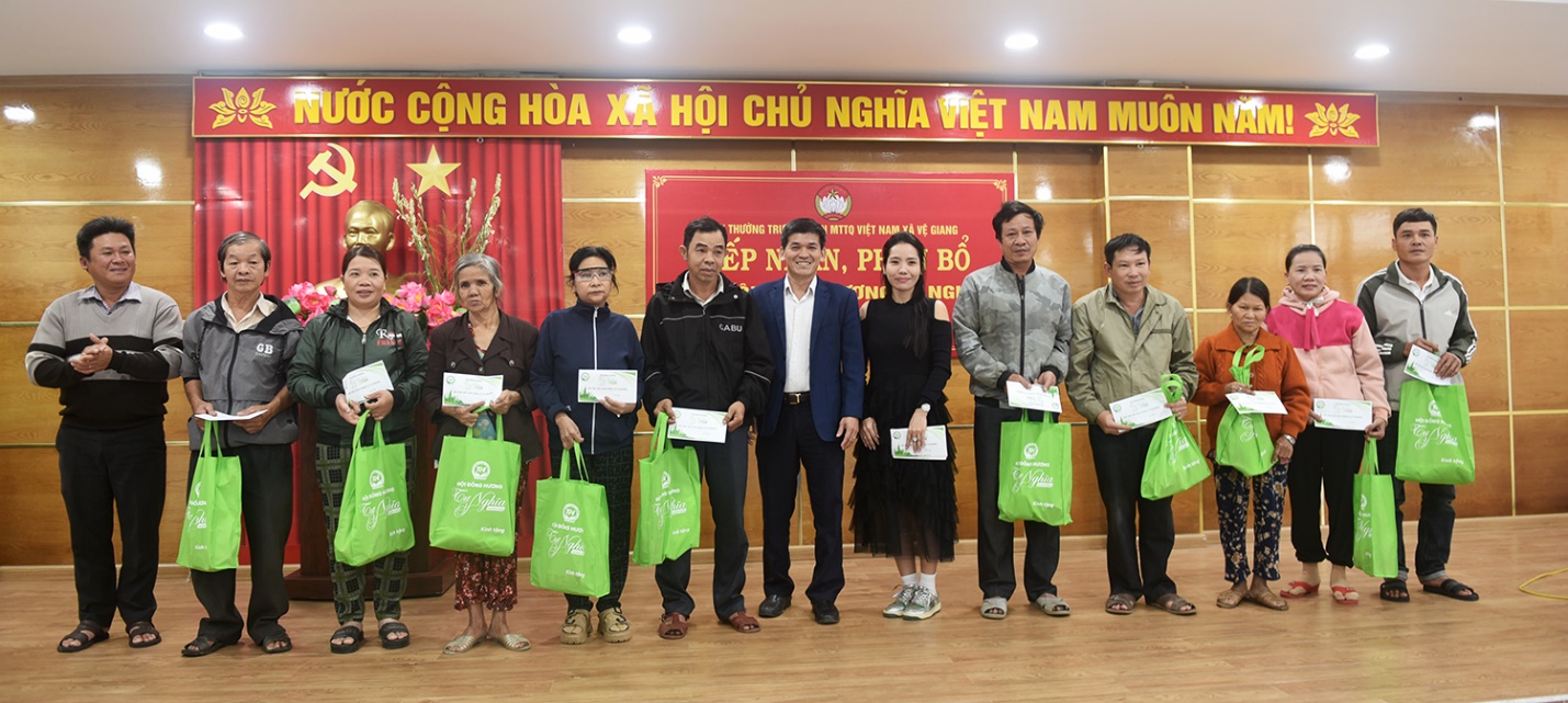 chung tay chia se kho khan cung nguoi dan vung lu quang ngai - 16