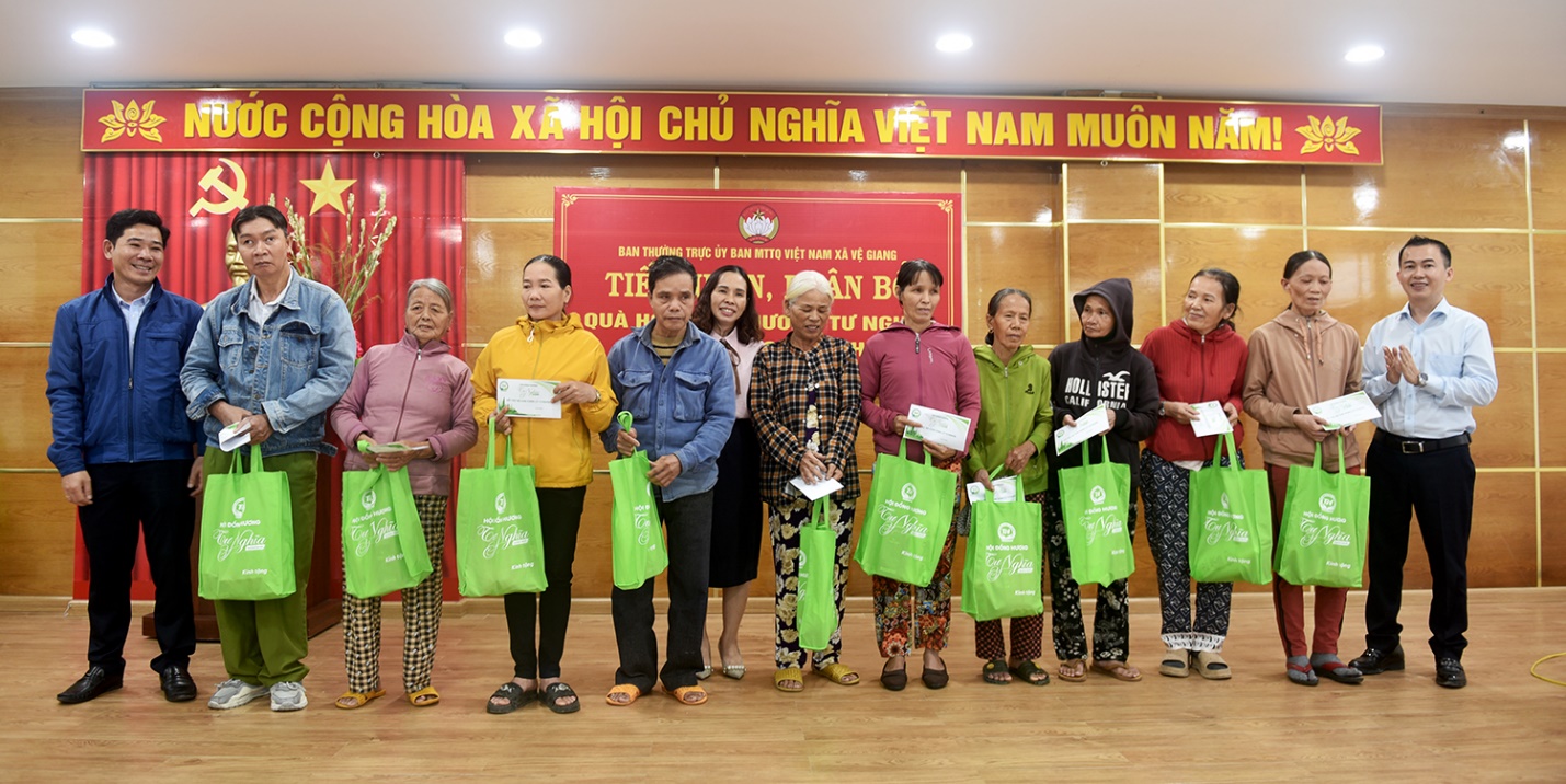 chung tay chia se kho khan cung nguoi dan vung lu quang ngai - 15