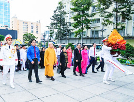  - Đoàn đại biểu dâng hoa Tượng đài Chủ tịch Hồ Chí Minh trước thềm Đại hội MTTQ Việt Nam TP.HCM