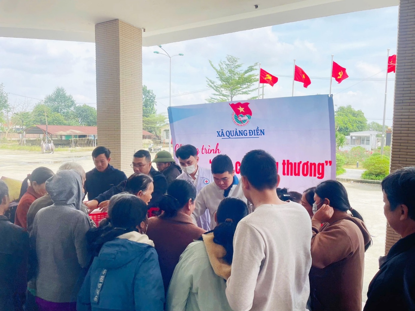 Bữa cơm yêu thương, ấm lòng bệnh nhân - 1