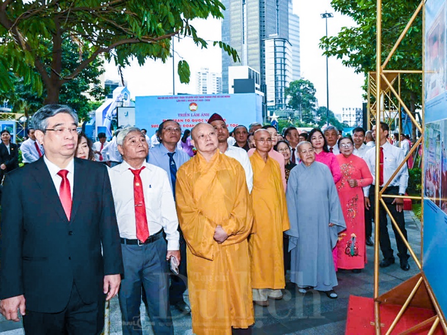Đoàn đại biểu dâng hoa Tượng đài Chủ tịch Hồ Chí Minh trước thềm Đại hội MTTQ Việt Nam TP.HCM - 8