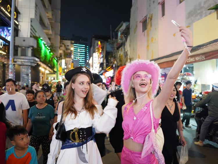 Du lịch Việt Nam năm nay thắng lớn: Du khách quốc tế vượt xa mức kỷ lục trước đại dịch