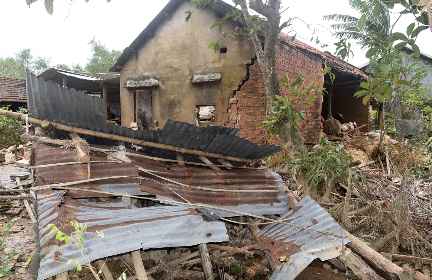 thu tuong tham hoi, chia se dau thuong cung nguoi dan vung ron lu hoa thinh - 8