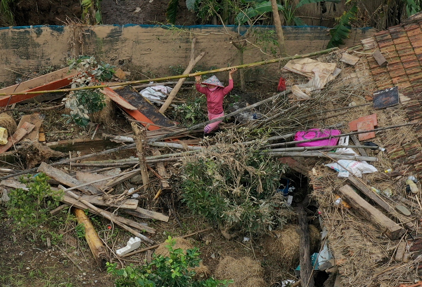 thu tuong tham hoi, chia se dau thuong cung nguoi dan vung ron lu hoa thinh - 10