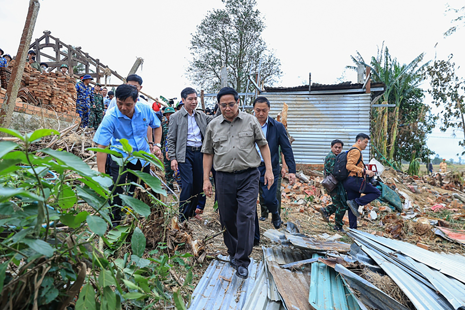 thu tuong tham hoi, chia se dau thuong cung nguoi dan vung ron lu hoa thinh - 1