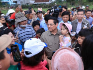  - Thủ tướng thăm hỏi, chia sẻ đau thương cùng người dân vùng rốn lũ Hòa Thịnh