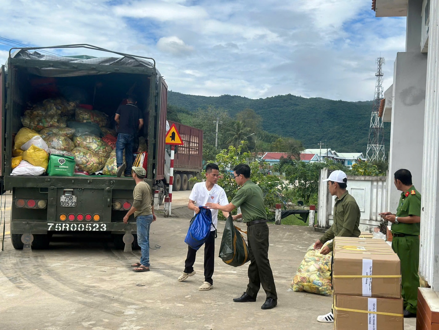 Kịp thời sẻ chia khó khăn với đồng bào lũ lụt ở Đắk Lắk - 2