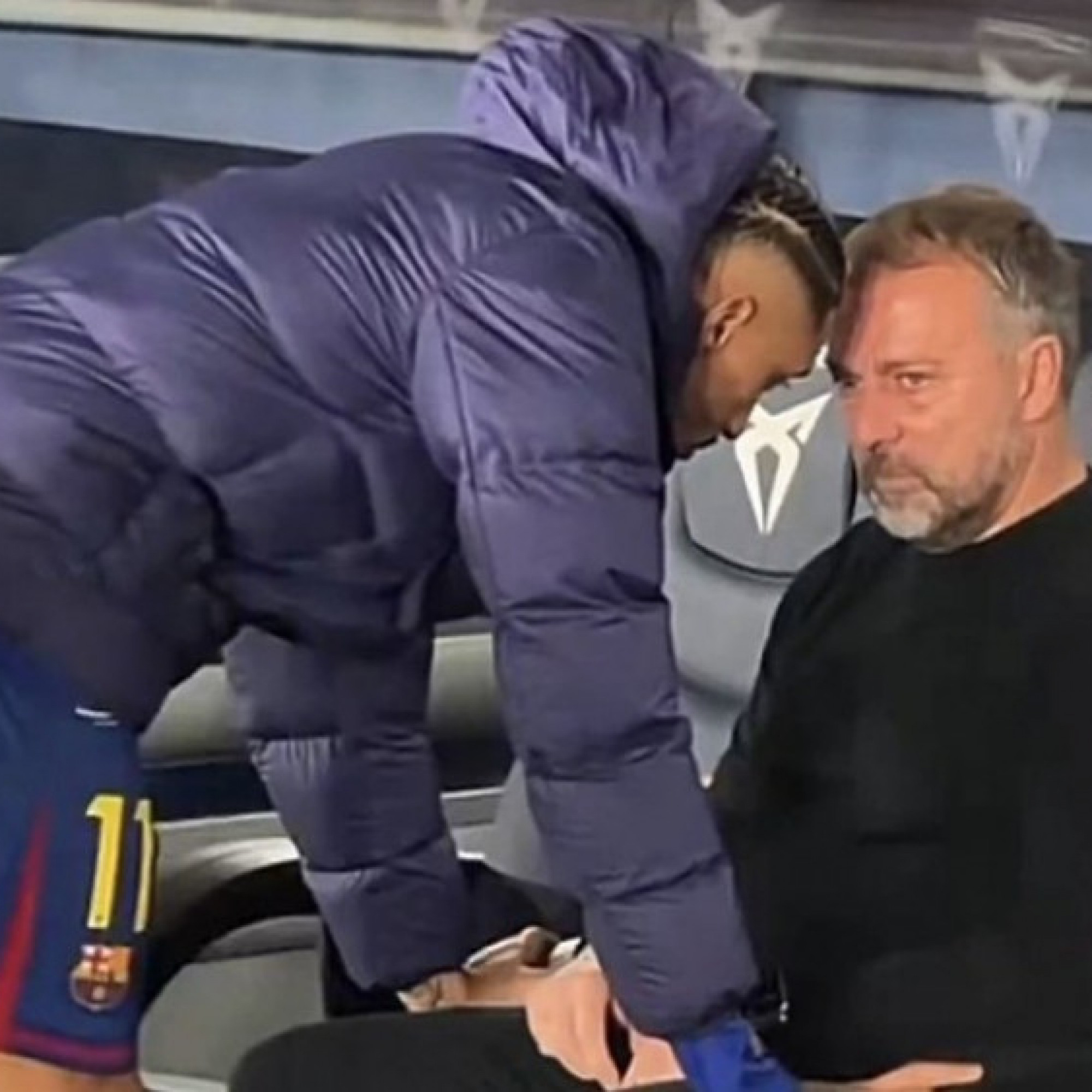  - HLV Flick suýt khóc vì bị áp lực ở Barcelona, được học trò an ủi