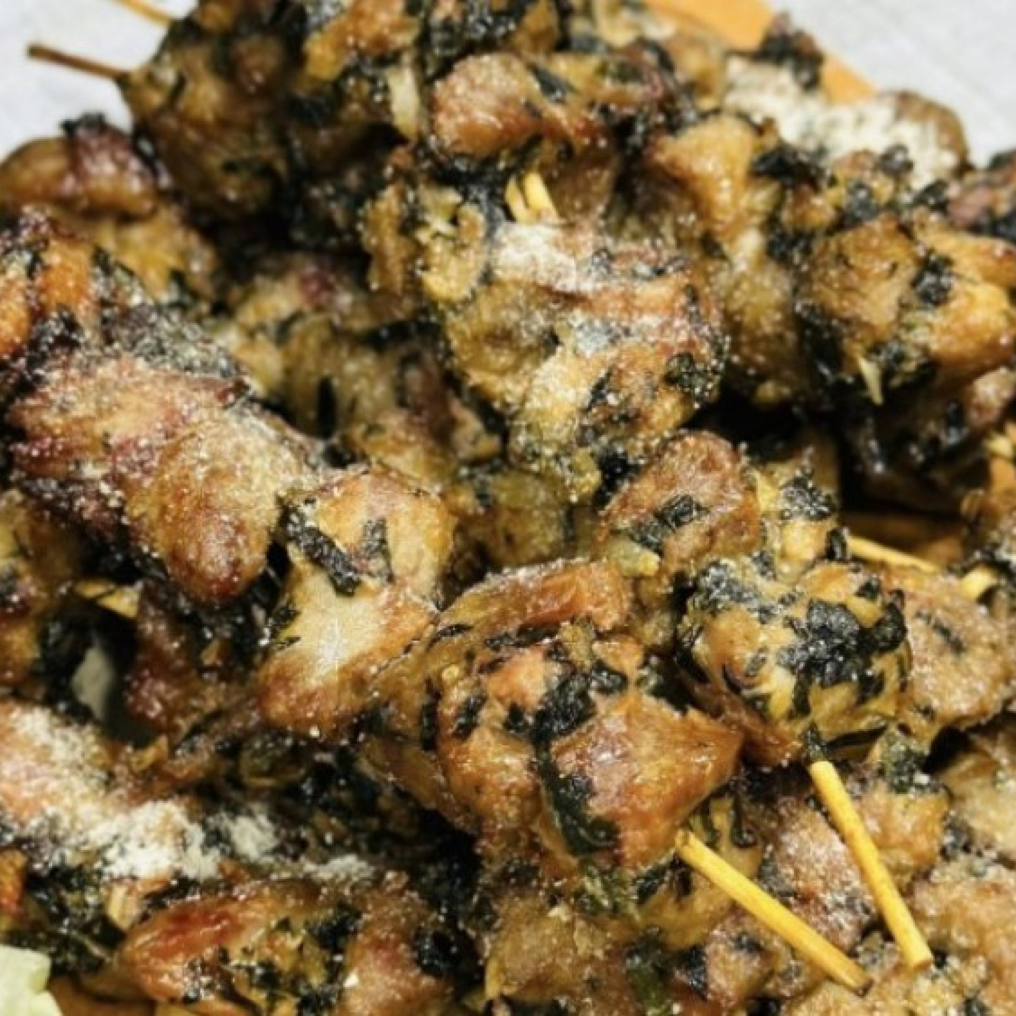 Loại lá mọc đầy bờ rào nướng cùng thịt xiên vừa ngon vừa bổ