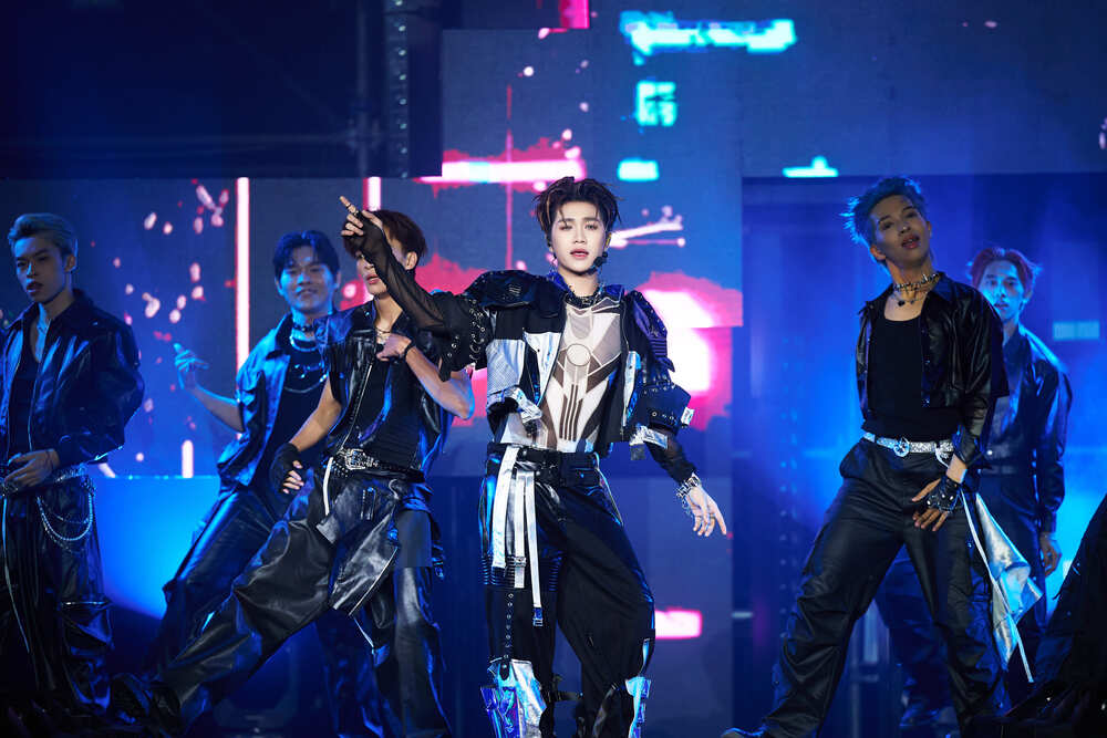 CAPTAIN BOY bị RHYDER “đánh úp” trong mini concert đầu tiên “Mặt chạm mặt” - 1