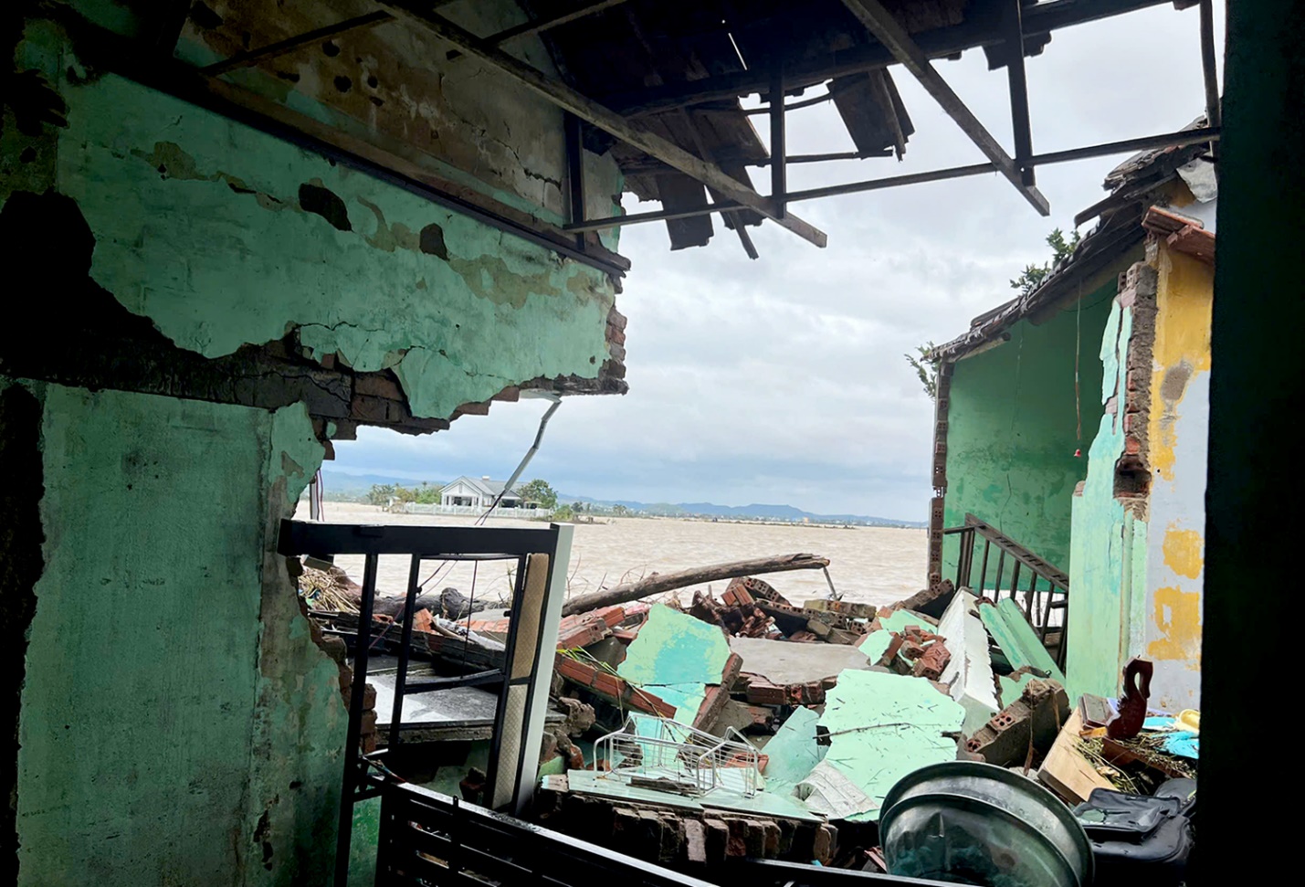 “chien dich quang trung” than toc xay nha cho nguoi dan bao, lu xong truoc tet 2026 - 3