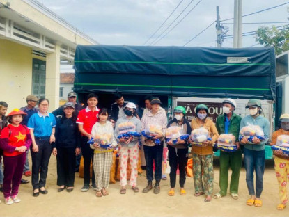  - Hội từ thiện Việt Nam tại Hàn Quốc gửi trao yêu thương đến bà con vùng lũ