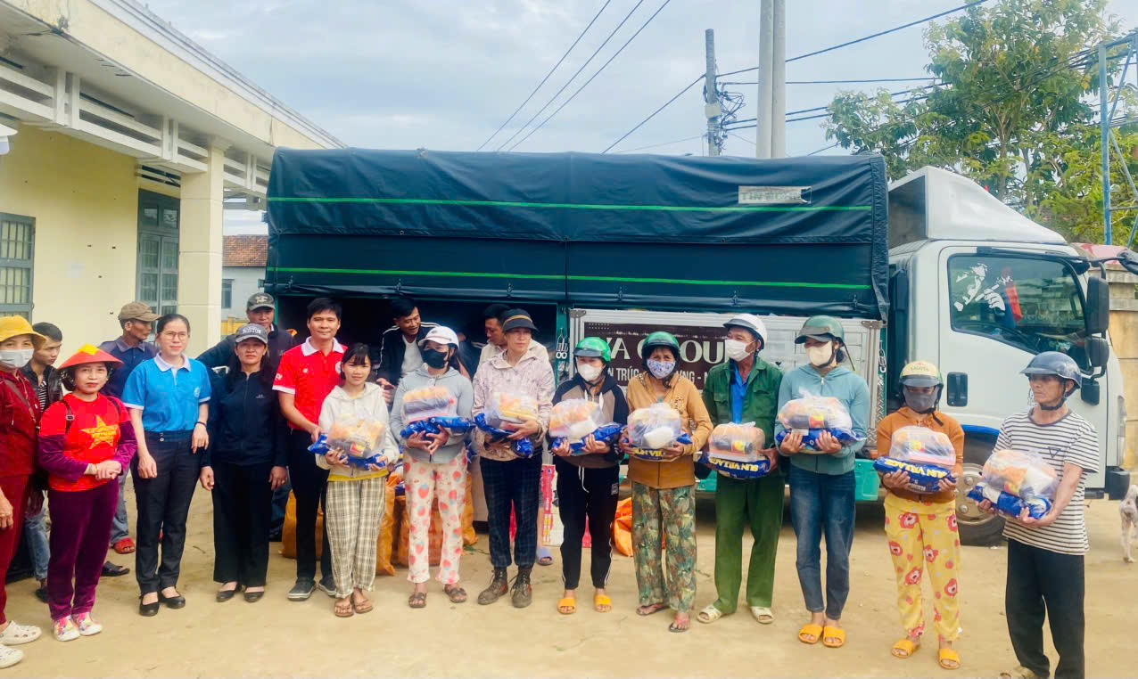 Hội từ thiện Việt Nam tại Hàn Quốc gửi trao yêu thương đến bà con vùng lũ - 2