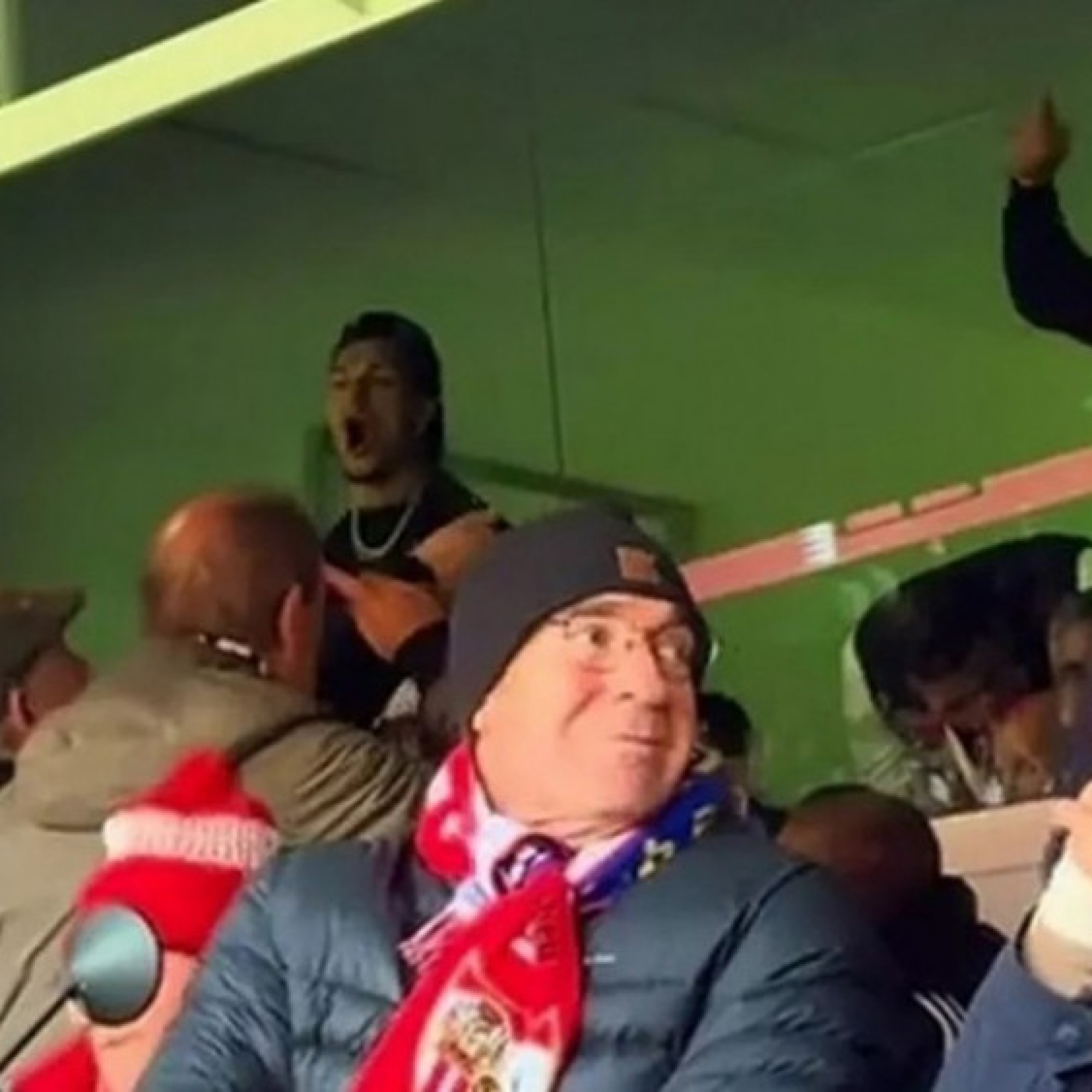  - Tin mới nhất bóng đá sáng 2/12: Cựu sao MU Antony bị ném chai lọ vì khiêu khích fan đối thủ