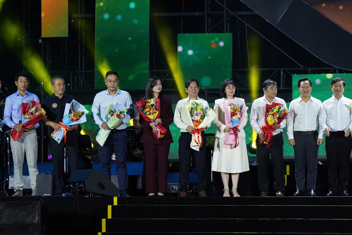 dem nhac xuc dong ‘nghia tinh phuong nam’ tiep suc dong bao vung lu - 14