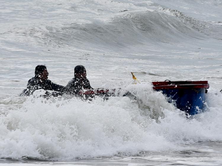 Mùa biển động, những chiếc thuyền thúng vượt sóng gió mang về tiền triệu cho ngư dân