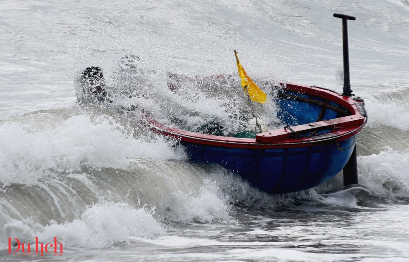 mua bien dong, nhung chiec thuyen thung vuot song gio mang ve tien trieu cho ngu dan - 5