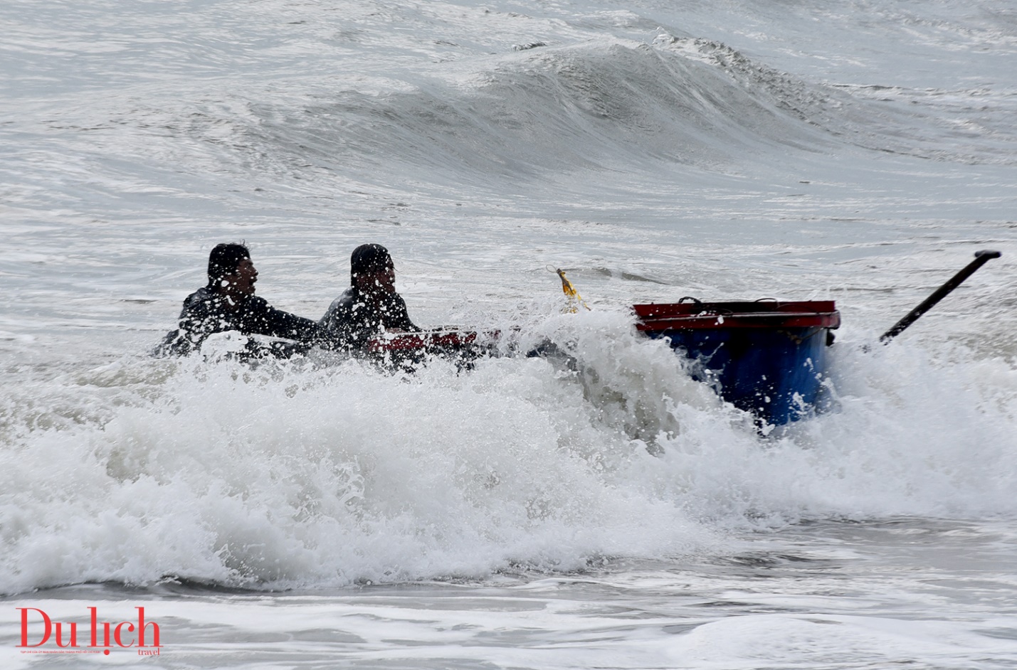 mua bien dong, nhung chiec thuyen thung vuot song gio mang ve tien trieu cho ngu dan - 4