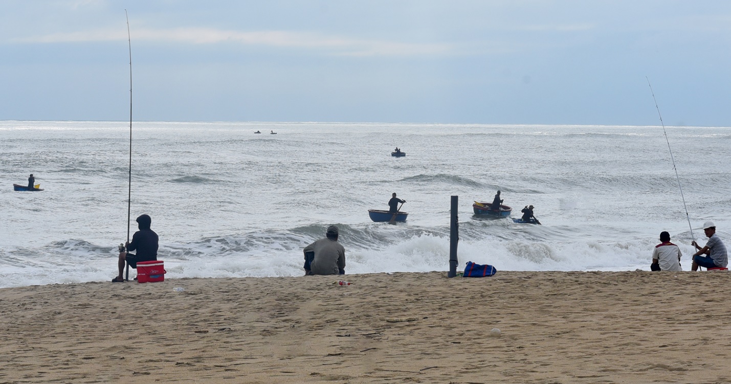mua bien dong, nhung chiec thuyen thung vuot song gio mang ve tien trieu cho ngu dan - 2