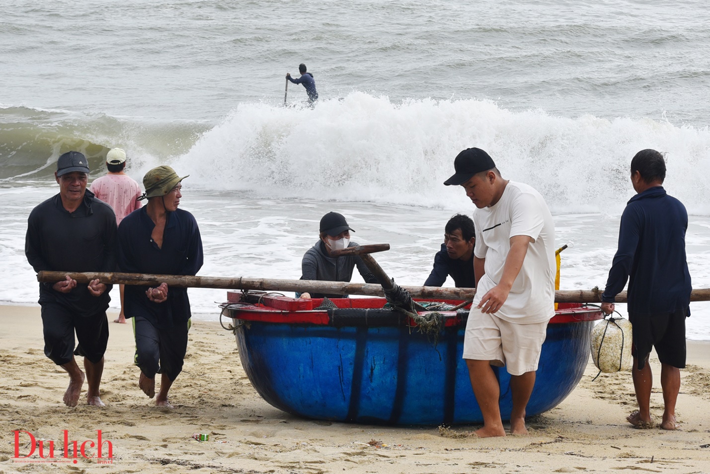 mua bien dong, nhung chiec thuyen thung vuot song gio mang ve tien trieu cho ngu dan - 9