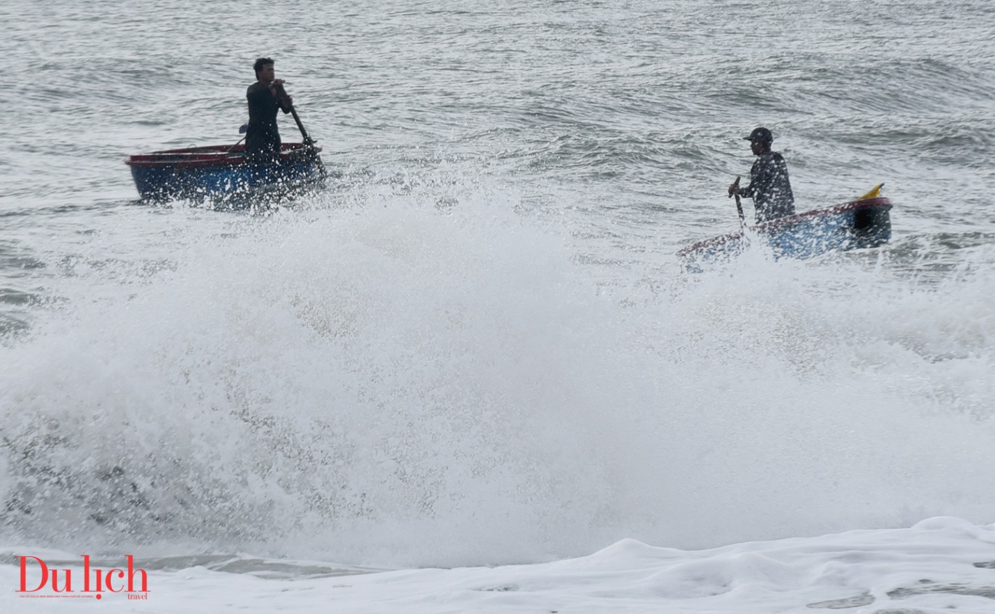 mua bien dong, nhung chiec thuyen thung vuot song gio mang ve tien trieu cho ngu dan - 3