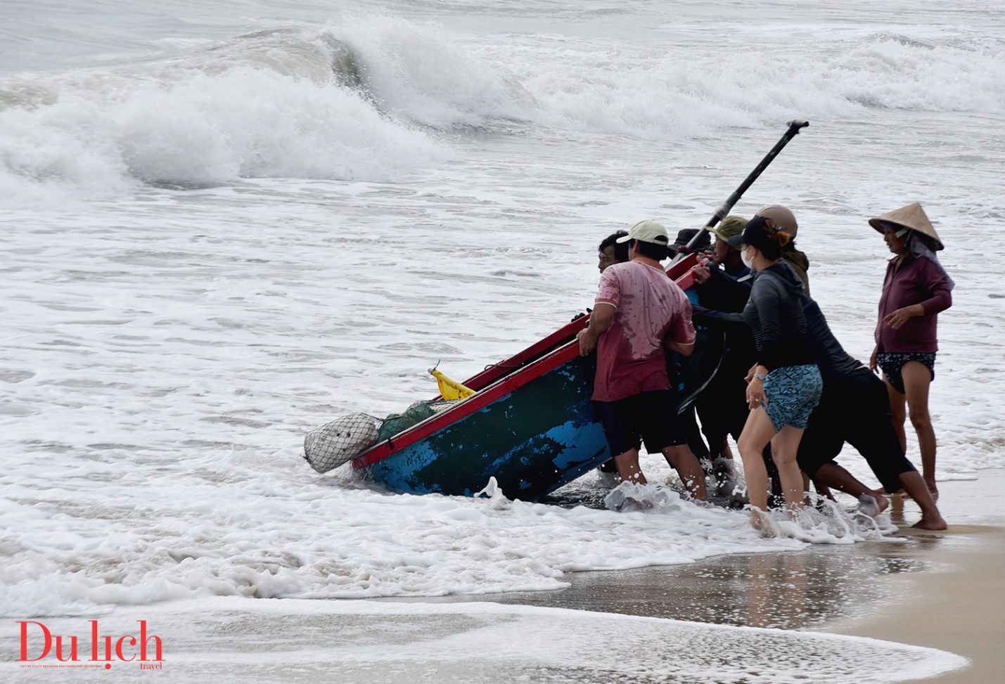 mua bien dong, nhung chiec thuyen thung vuot song gio mang ve tien trieu cho ngu dan - 6