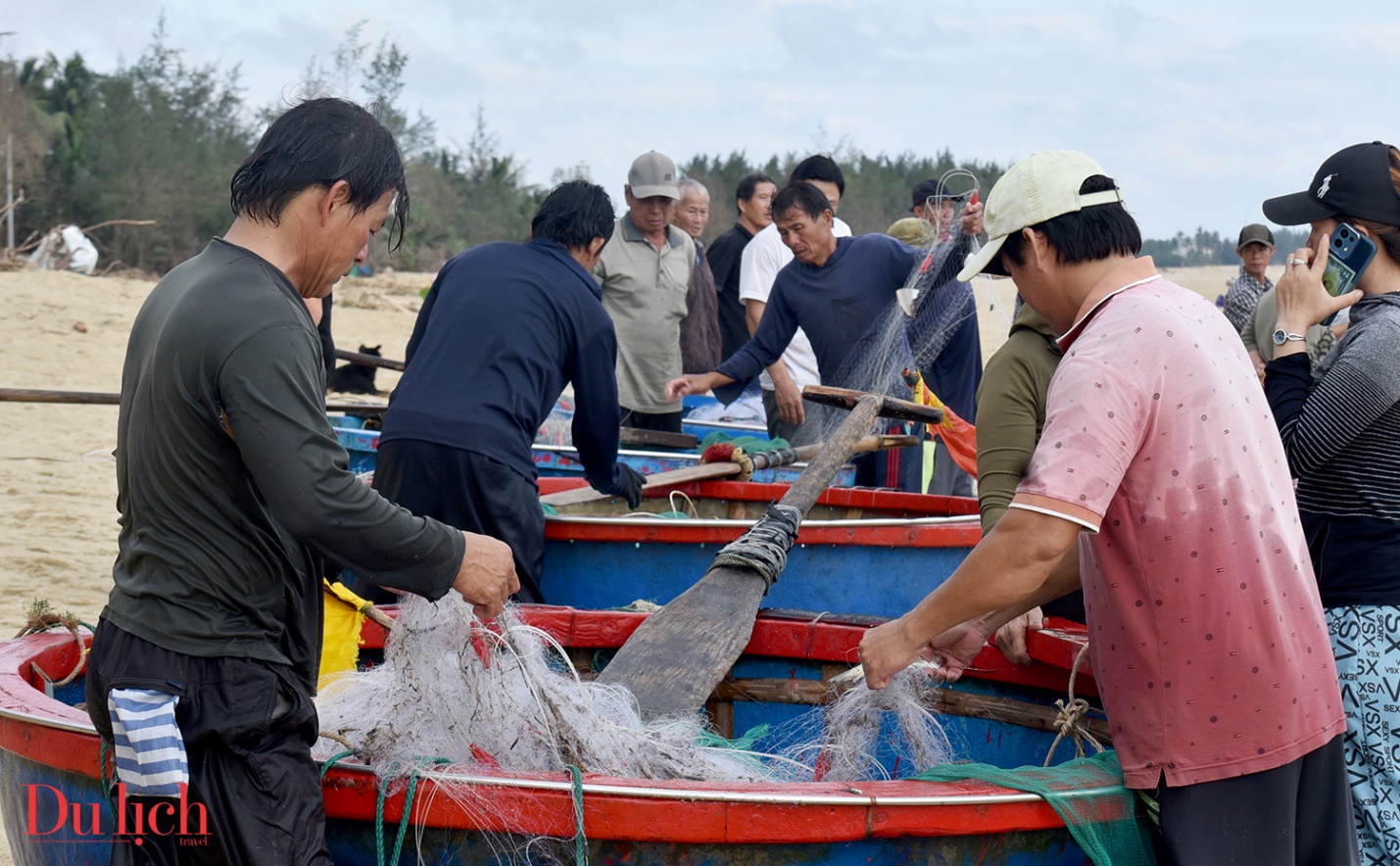 mua bien dong, nhung chiec thuyen thung vuot song gio mang ve tien trieu cho ngu dan - 8