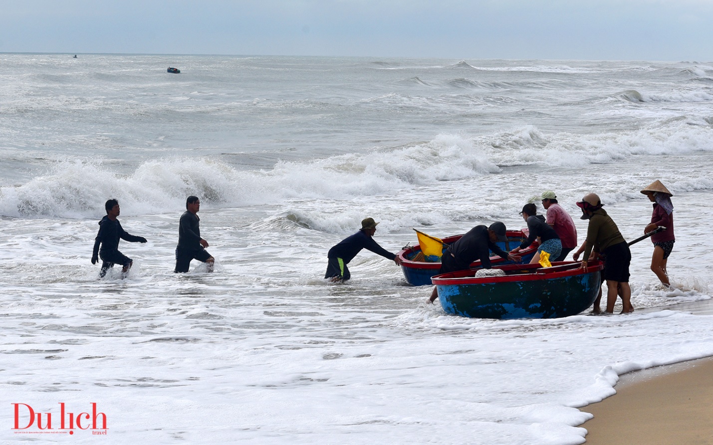 mua bien dong, nhung chiec thuyen thung vuot song gio mang ve tien trieu cho ngu dan - 7