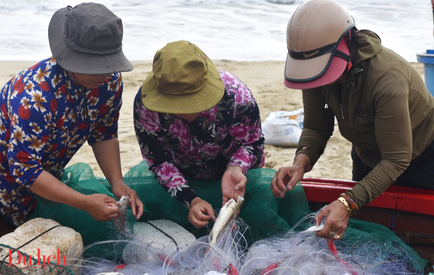 mua bien dong, nhung chiec thuyen thung vuot song gio mang ve tien trieu cho ngu dan - 11