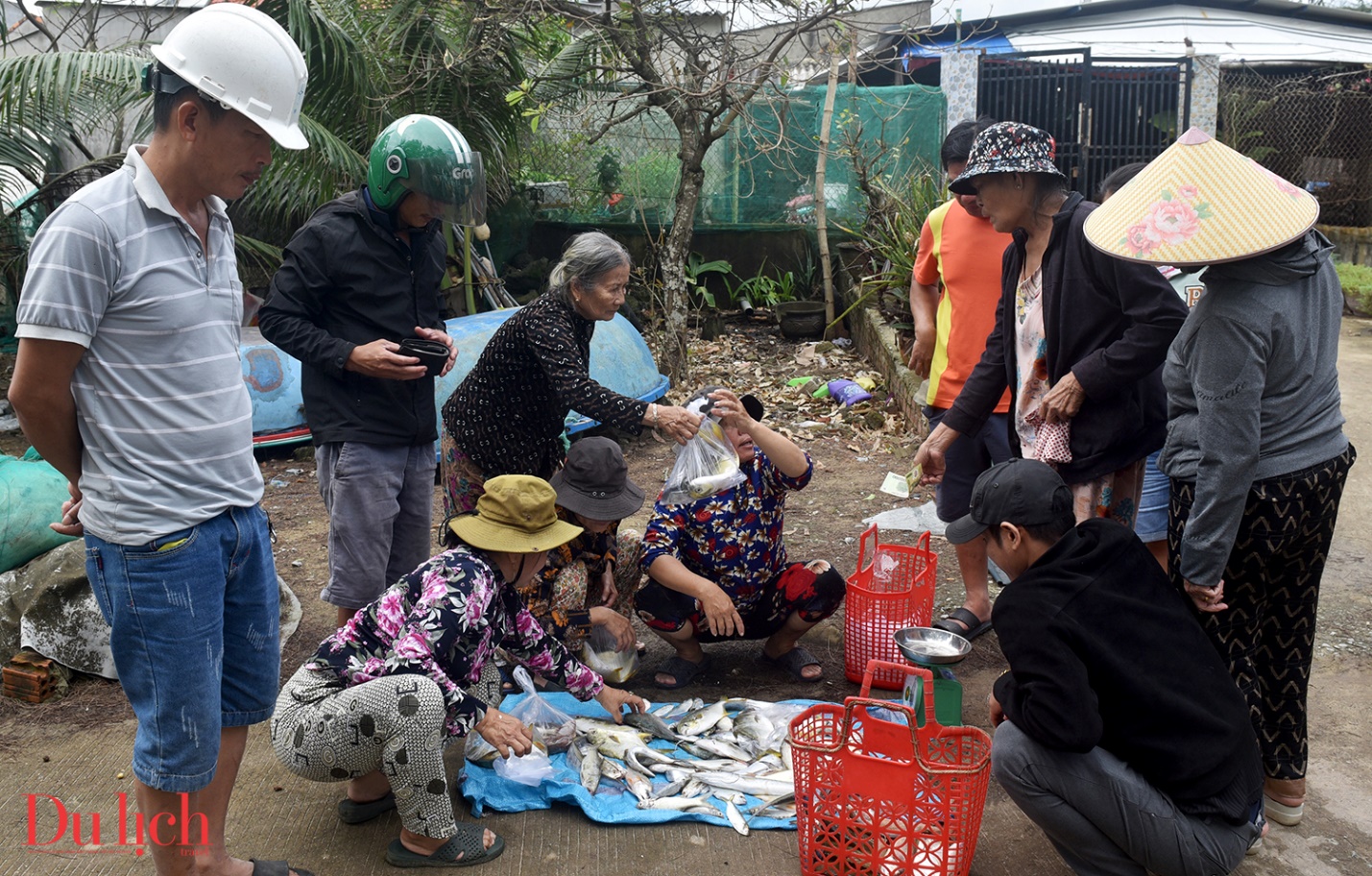 mua bien dong, nhung chiec thuyen thung vuot song gio mang ve tien trieu cho ngu dan - 16