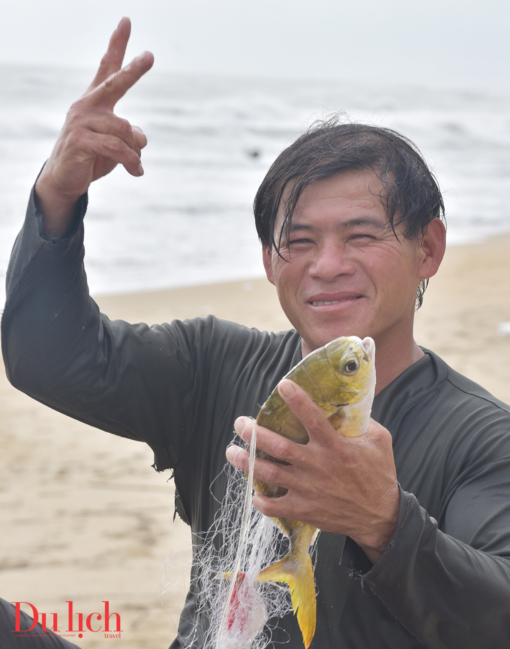 mua bien dong, nhung chiec thuyen thung vuot song gio mang ve tien trieu cho ngu dan - 13